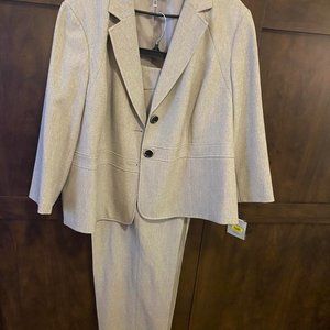 NWT.   KASPER. 2 PC PANT SUIT.  TAN    SIZE 22W